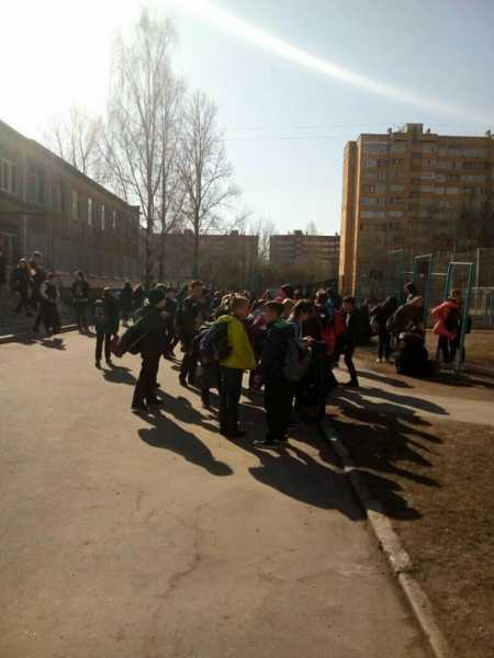 Сотрудников и учеников образовательного учреждения №394 вывели на улицу. Фото: https://vk.com/spb_today