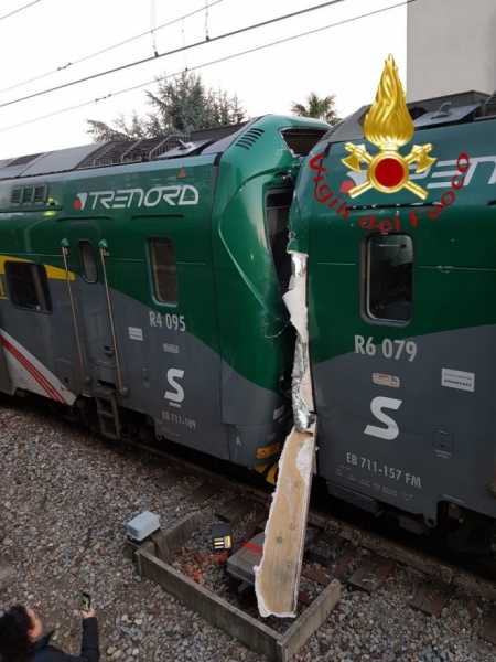 Видео: В Италии лоб в лоб столкнулись два поезда0