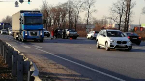 На Московском шоссе столкнулись три иномарки