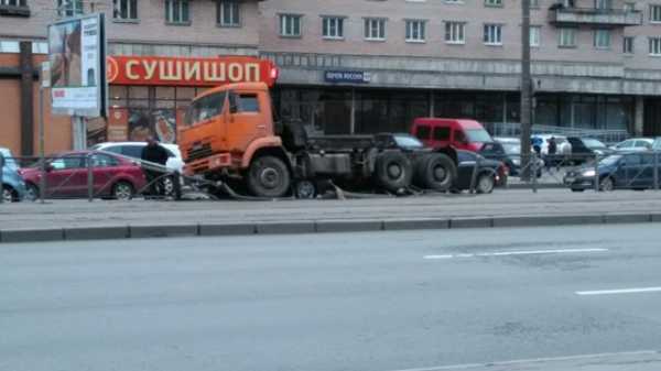 Во Фрунзенском районе грузовик врезался в ограждение1
