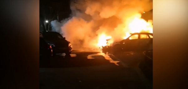 Видео: на Поэтическом бульваре сгорели три легковушки2