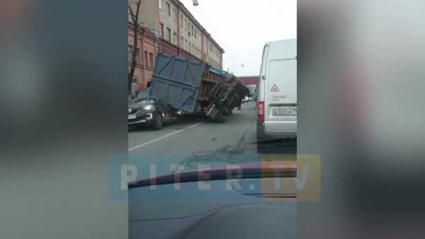 Видео: на улице Степана Разина грузовик завалился на иномарки1