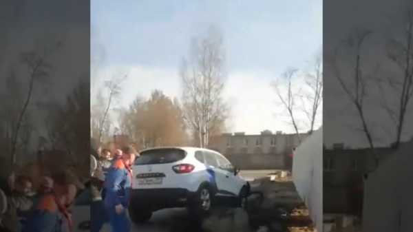 Видео: петербуржцы перевернули каршеринговое авто 1