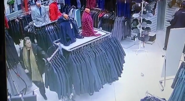 Видео: петербурженка украла из ТРК куртку: ни охранники, ни сигнализация не уберегли магазин0