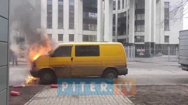 Видео: возле национальной библиотеки загорелась машина 0
