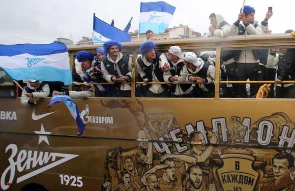 На Дворцовой футболисты показали петербуржцам завоеванный кубок. Фото: 0