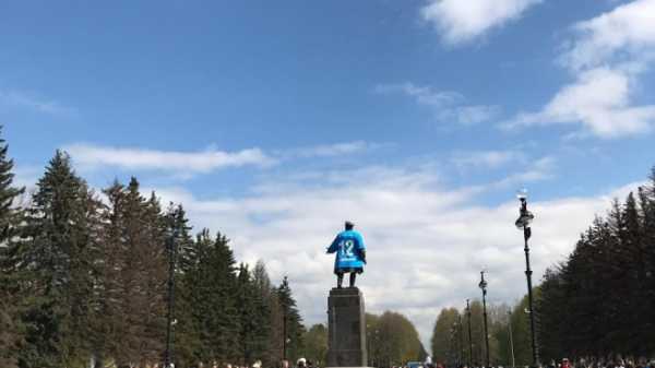 Памятник Кирову "одели" в клубную футболку "Зенита"