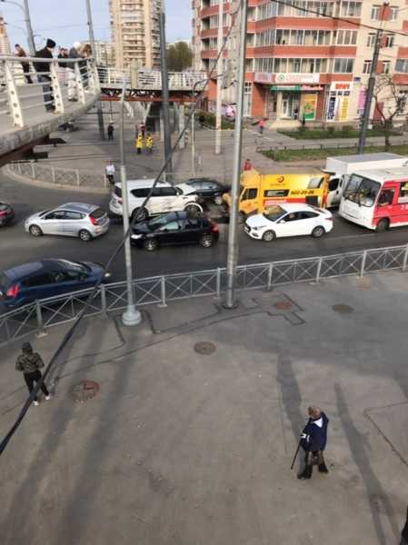 Во Фрунзенском районе столкнулись 6 машин: собирается пробка1