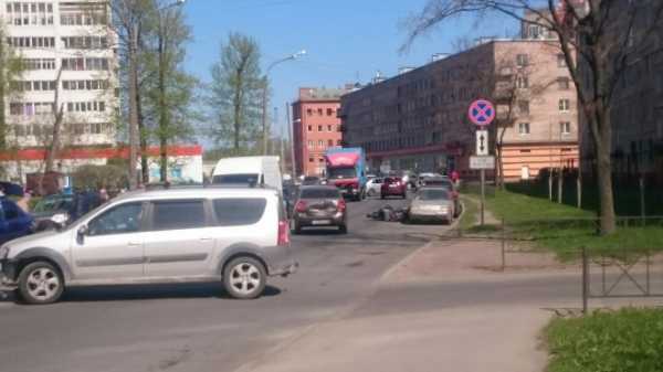 Мотоциклист врезался в Lada Largus на Шелгунова