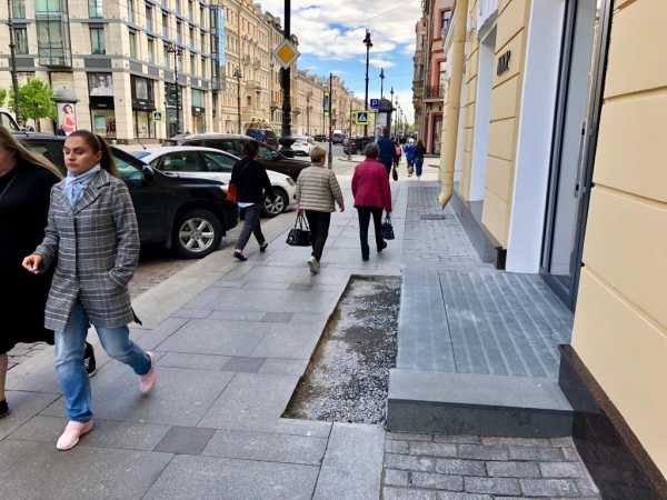 Активисты укоротили Dior на Невском2