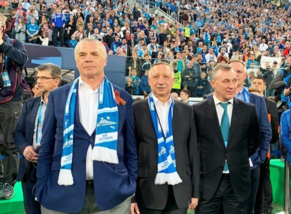 Беглов лично сходил на матч и надел сине-бело-голубой шарф. Фото: https://vk.com/a_beglov
