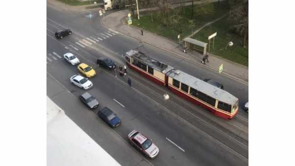 На Трефолева ехавший по трамвайным путям автомобиль сбил петербурженку
