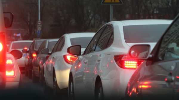 Водители жалуются на вечерние пробки в Северной столице по 9−10 км