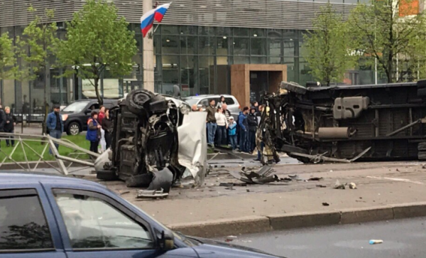 Обе машины перевернулись после ДТП. Фото: https://vk.com/spb_today