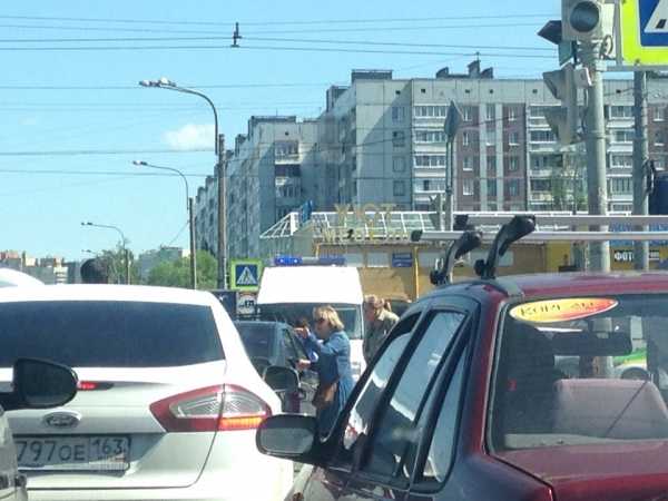 Также водители Петербурга сообщили, что после аварии организовалась пробка. Фото: https://vk.com/spb_today