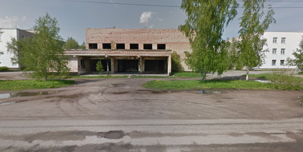 В Интернете рассказывают, что раньше в здании был клуб военной части. Фото: Google.Maps