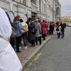 Ветер культуре не помеха: Петербуржцы в зимний май выстроились в километровые очереди в музеи