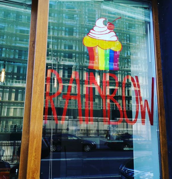 В группе в соцсети «ВКонтакте» девушки написали, что в кафе каждый свободен в самовыражении. Фото: https://www.instagram.com/rainbow_confectionery