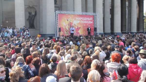 Четыре тысячи петербуржцев спели фронтовые песни у Казанского собора 