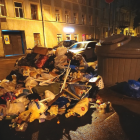 Петербуржцы жалуются на кучу мусора в Тучковом переулке