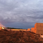 В Красноярском крае пожарный поезд помогает тушить горящий склад леса