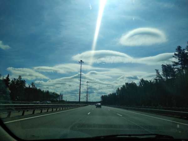 В небе над КАД заметили похожие на НЛО облака1