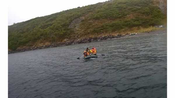 Под Магаданом спасли семью с ребенком на неисправной резиновой лодке