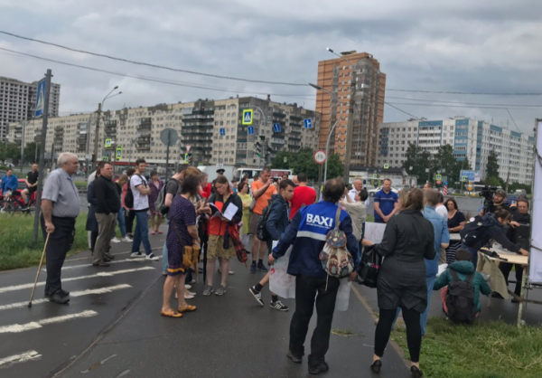 На акции выступили Михаил Амосов и Надежда Тихонова. Фото: https://vk.com/kalininskiyzapark