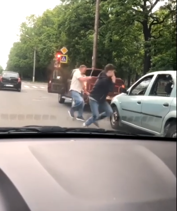 В Пушкине водители решали дорожный конфликт при помощи биты и газового баллончика2