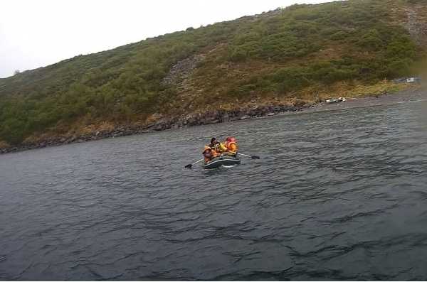 Под Магаданом спасли семью с ребенком на неисправной резиновой лодке2