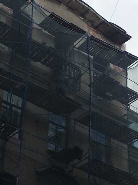 В центре Петербурга обрушился балкон ремонтируемого здания0