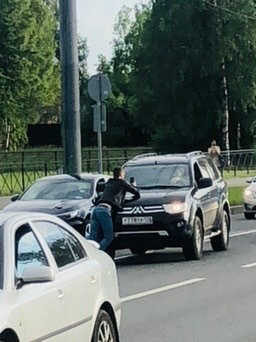 Неадекватный мужчина на Mitsubishi Pajero разбил пять машин на северо-востоке Петербурга0