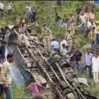 Видео из Индии: Автобус набитый пассажирами упал в ущелье, погибли 43 человека