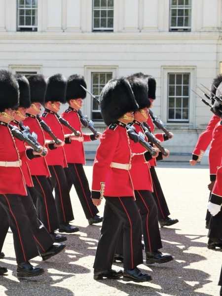 Во время почетного караула и парада гвардейцы обязаны носить шапки. Фото: Pixabay