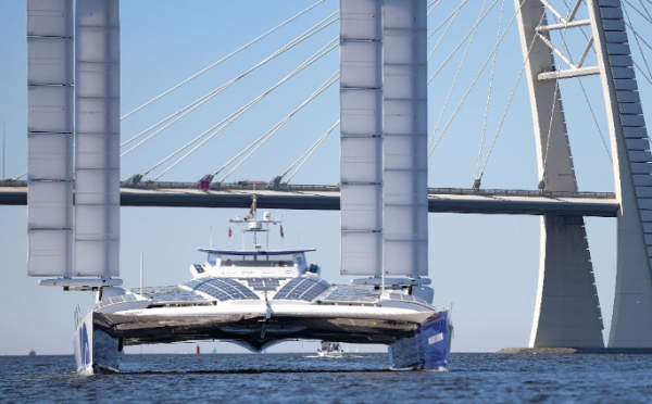 Французское судно, работающее на солнечных батареях, пришвартовалось у Адмиралтейской набережной Петербурга