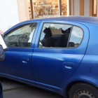 В центре Петербурга у машины разбили стекло и вытащили самокат