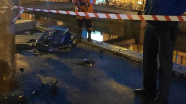 Водитель BMW пробил ограждение Обводного канала и упал в воду0