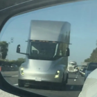 Грузовик Tesla засняли на дороге. Кажется, в него забыли посадить водителя