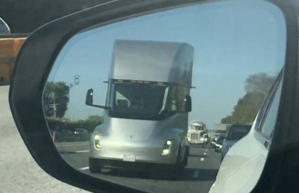 Грузовик Tesla засняли на дороге. Кажется, в него забыли посадить водителя