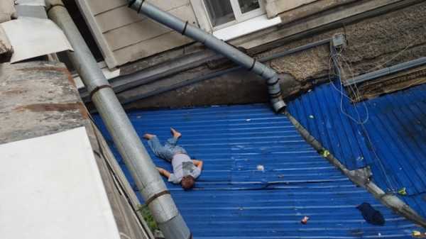 Петербуржец пытался убежать от полицейских через окно и получил травмы