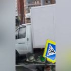 Видео: на углу Богатырского Газель сбила светофор