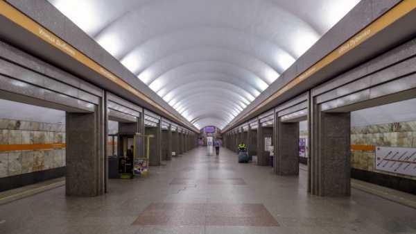 В Петербурге до конца лета ограничат вход на станцию метро "Улица Дыбенко"
