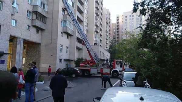 Пожарные спасают петербуржцев из горящей квартиры на Морской набережной0