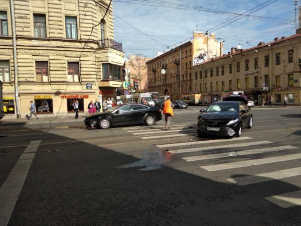 Разбитые автомобили перегородили трамвайные пути на Среднем проспекте Васильевского острова0