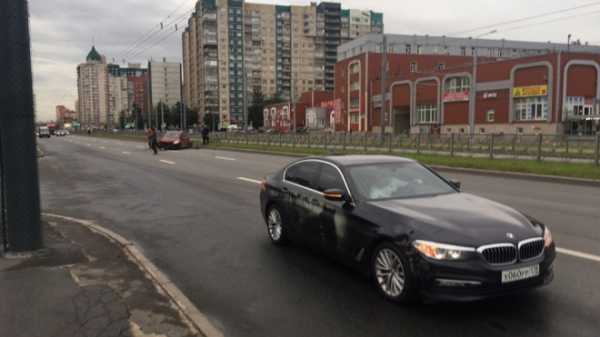 На пустом проспекте Косыгина столкнулись "Nissan Tiida" и "BMW"