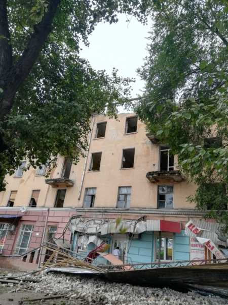Видео из Саратова: На тротуар обрушилась крыша и фасад дома0