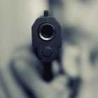 Житель Кировского района наказал шумных соседей пистолетом и монтировкой