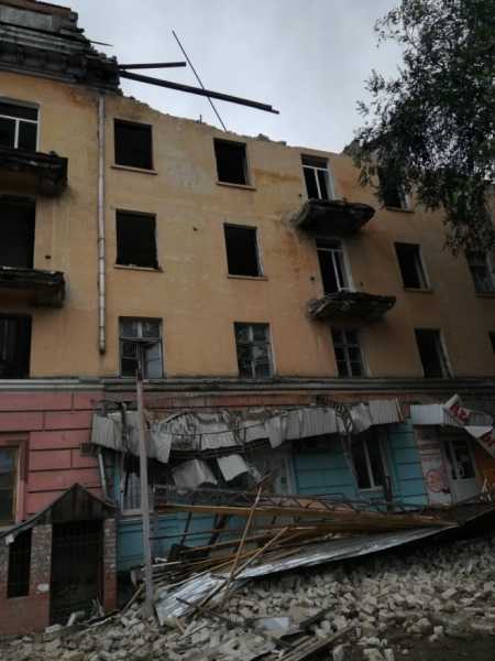 Видео из Саратова: На тротуар обрушилась крыша и фасад дома1