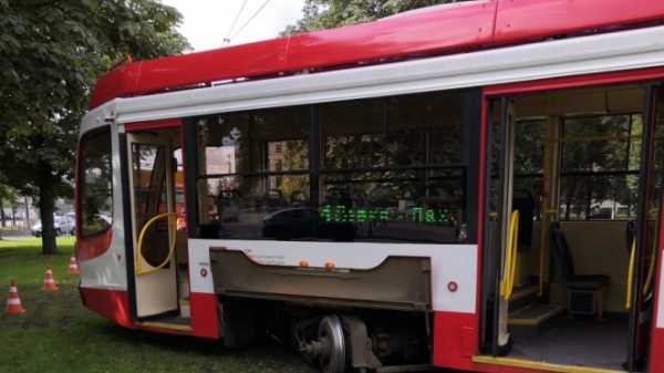 Трамвай сошел с рельс на площади Мужества