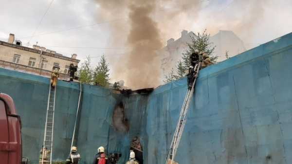 На улице Ефимова загорелось заброшенное здание
